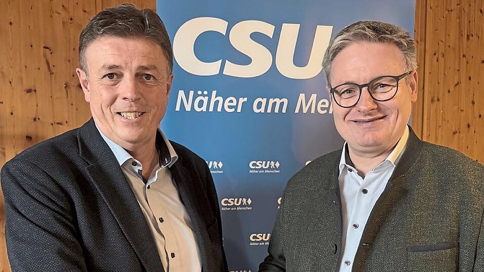 MdL und Kreisvorsitzender Josef Zellmeier gratuliert Ewald Seifert (links) zum Empfehlungsbeschluss als Landratskandidat. MdL und Kreisvorsitzender Josef Zellmeier gratuliert Ewald Seifert (links) zum Empfehlungsbeschluss als Landratskandidat.