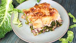 Die Wirsing Lasagne kann mit Kochschinken, vegetarisch oder sogar vegan zubereitet werden. Die Wirsing Lasagne kann mit Kochschinken, vegetarisch oder sogar vegan zubereitet werden.