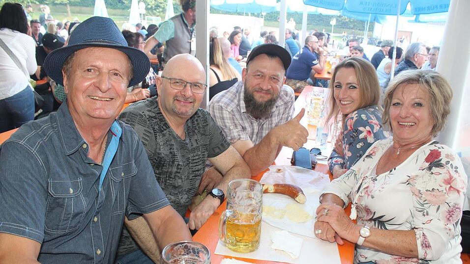 Zur Musik von Headless wurde ausgelassen gefeiert. Zur Musik von Headless wurde ausgelassen gefeiert.