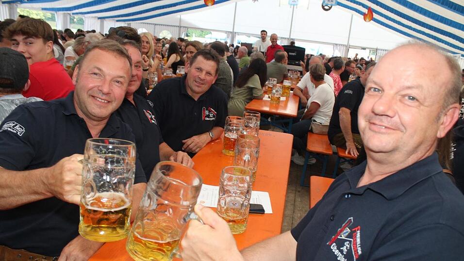 Zur Musik von Headless wurde ausgelassen gefeiert. Zur Musik von Headless wurde ausgelassen gefeiert.