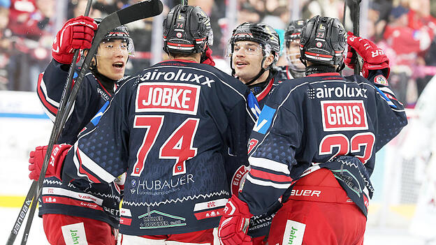 Mit dem 5:3-Heimsieg gegen die Bietigheim Steelers hat der EV Landshut ordentlich Grund zum Jubeln. Denn mit den drei Punkten haben die Niederbayern Platz drei erst einmal gefestigt. Mit dem 5:3-Heimsieg gegen die Bietigheim Steelers hat der EV Landshut ordentlich Grund zum Jubeln. Denn mit den drei Punkten haben die Niederbayern Platz drei erst einmal gefestigt.