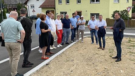 Bürgermeister Martin Stoiber erläutert dem Bauausschuss die Pläne für den Dorfplatz in Katzberg. Bürgermeister Martin Stoiber erläutert dem Bauausschuss die Pläne für den Dorfplatz in Katzberg.