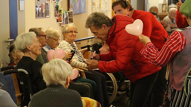 Rosa-Herzballons und Fan-Momente: Der Musiker verteilte bereitwilig Autogrammkarten an die Senioren. Rosa-Herzballons und Fan-Momente: Der Musiker verteilte bereitwilig Autogrammkarten an die Senioren.