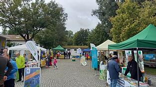 Der 'Markt der Möglichkeiten' am Straßkirchner Kirchplatz wurde als Informationsbörse, aber auch für den Austausch genutzt. In angeregten Gesprächsrunden konnten Inhalte vertieft werden. Der 'Markt der Möglichkeiten' am Straßkirchner Kirchplatz wurde als Informationsbörse, aber auch für den Austausch genutzt. In angeregten Gesprächsrunden konnten Inhalte vertieft werden.