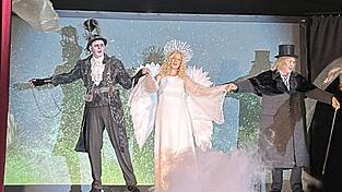 In ihren Hauptrollen sind Stephan (l.) und Gerhard Attenberger (r.) sowie Tina Heim genial. In ihren Hauptrollen sind Stephan (l.) und Gerhard Attenberger (r.) sowie Tina Heim genial.