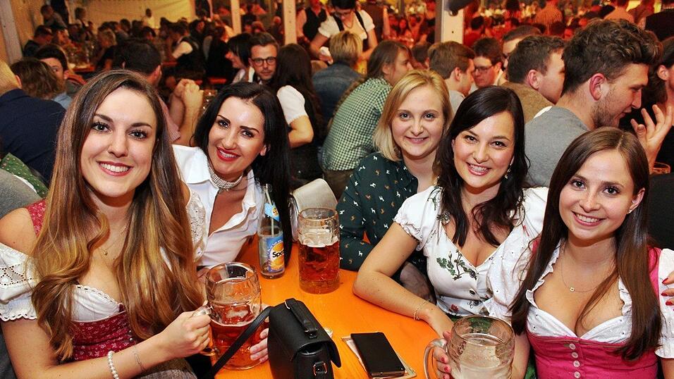 Die Frühjahrsdult 2017 in Landshut neigt sich dem Ende entgegen. Grund genug, noch einmal richtig in den Bierzelten zu feiern - abgerundet vom traditionellen Feuerwerk. Die Frühjahrsdult 2017 in Landshut neigt sich dem Ende entgegen. Grund genug, noch einmal richtig in den Bierzelten zu feiern - abgerundet vom traditionellen Feuerwerk.