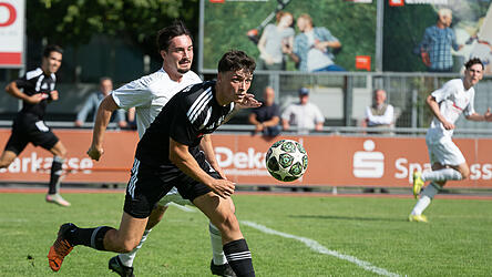 Ohne den Landauer Spieler Christian Zellmer (in Schwarz), der in Kelheim nicht zur Verfügung stand, mussten die Bergstädter im zehnten Spiel erst die erste Saisonniederlage hinnehmen. Ohne den Landauer Spieler Christian Zellmer (in Schwarz), der in Kelheim nicht zur Verfügung stand, mussten die Bergstädter im zehnten Spiel erst die erste Saisonniederlage hinnehmen.