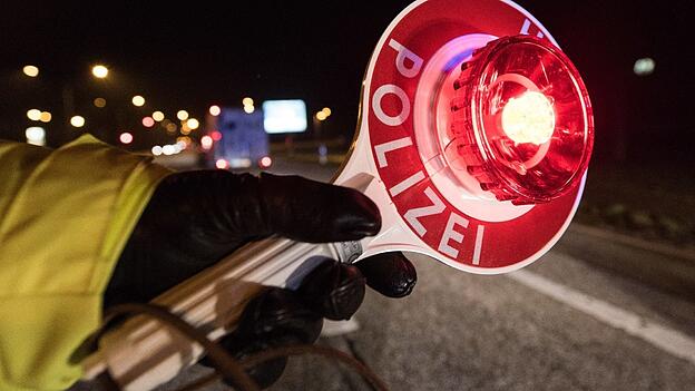 Zum Start des Oktoberfests kontrolliert die Polizei verstärkt Autofahrer. Im Landkreis Freising erwischt sie gleich zwei alkoholisierte Fahrer. (Symbolbild) Zum Start des Oktoberfests kontrolliert die Polizei verstärkt Autofahrer. Im Landkreis Freising erwischt sie gleich zwei alkoholisierte Fahrer. (Symbolbild)
