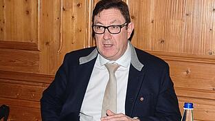 Landrat Bayerstorfer: „Der ILS-Standort Erding bleibt.“ Doch Freitag soll erst in einer ZRF-Sondersitzung über den Standort entschieden werden. Landrat Bayerstorfer: „Der ILS-Standort Erding bleibt.“ Doch Freitag soll erst in einer ZRF-Sondersitzung über den Standort entschieden werden.