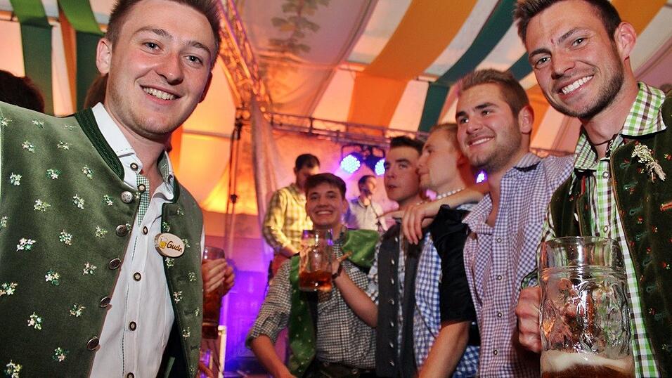 Die Frühjahrsdult 2017 in Landshut neigt sich dem Ende entgegen. Grund genug, noch einmal richtig in den Bierzelten zu feiern - abgerundet vom traditionellen Feuerwerk. Die Frühjahrsdult 2017 in Landshut neigt sich dem Ende entgegen. Grund genug, noch einmal richtig in den Bierzelten zu feiern - abgerundet vom traditionellen Feuerwerk.