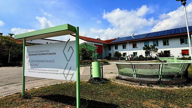 Das Landshuter Bezirkskrankenhaus. Hier endete eine tagelange Vermisstensuche auf tragische Art und Weise. Das Landshuter Bezirkskrankenhaus. Hier endete eine tagelange Vermisstensuche auf tragische Art und Weise.