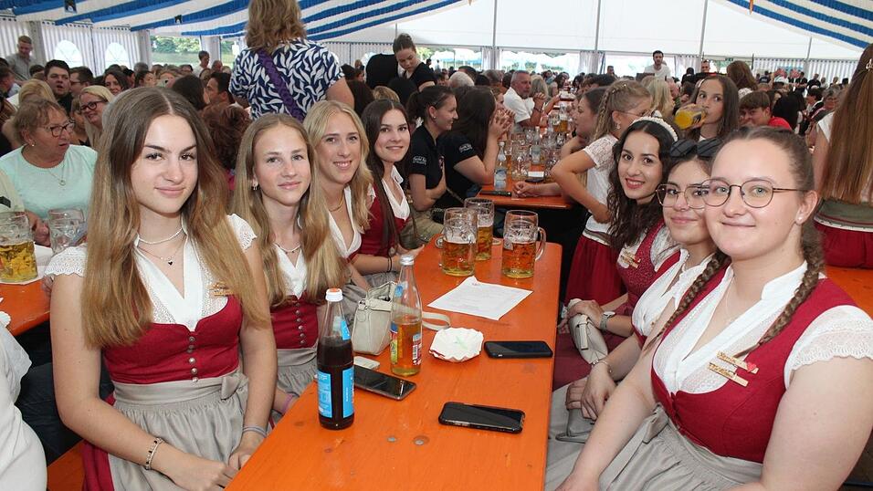 Zur Musik von Headless wurde ausgelassen gefeiert. Zur Musik von Headless wurde ausgelassen gefeiert.