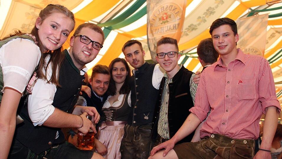 Die Frühjahrsdult 2017 in Landshut neigt sich dem Ende entgegen. Grund genug, noch einmal richtig in den Bierzelten zu feiern - abgerundet vom traditionellen Feuerwerk. Die Frühjahrsdult 2017 in Landshut neigt sich dem Ende entgegen. Grund genug, noch einmal richtig in den Bierzelten zu feiern - abgerundet vom traditionellen Feuerwerk.