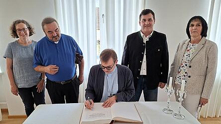 Bischof Tomáš Holub aus Pilsen trägt sich ins Goldene Buch der Marktgemeinde Neukirchen b. Hl. Blut ein. Bischof Tomáš Holub aus Pilsen trägt sich ins Goldene Buch der Marktgemeinde Neukirchen b. Hl. Blut ein.