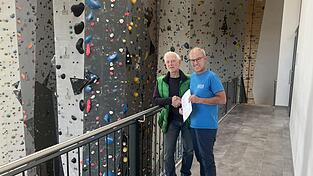 Jürgen Fröbus und Peppi Grill besiegeln die neue Kooperation zwischen den Alpenvereinssektionen Straubing und Deggendorf. Jürgen Fröbus und Peppi Grill besiegeln die neue Kooperation zwischen den Alpenvereinssektionen Straubing und Deggendorf.