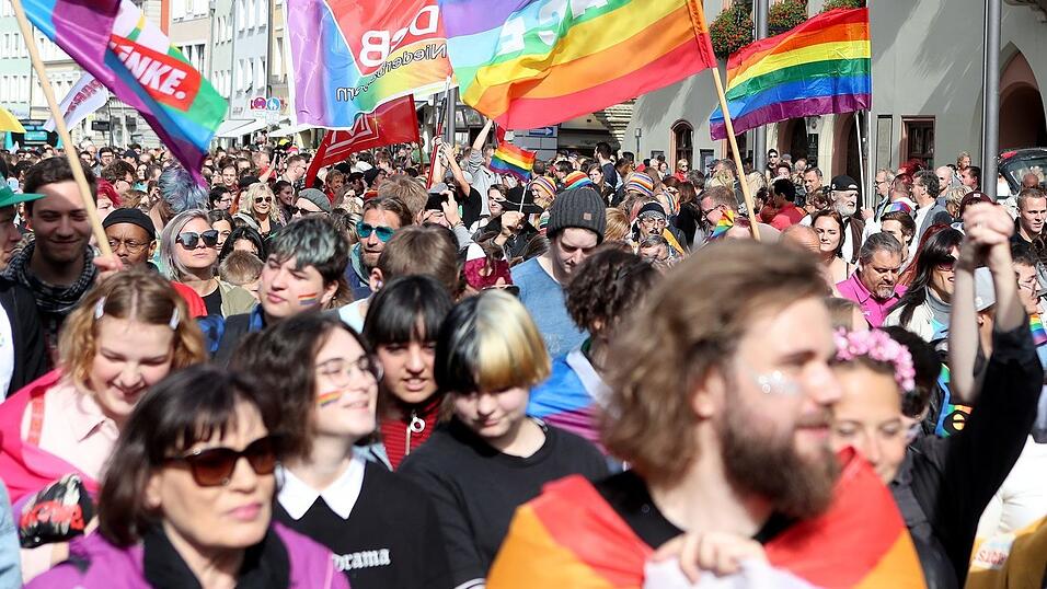 Knapp 2.000 Teilnehmer feierten am Samstag in Landhut den ersten Christopher-Street-Day Niederbayerns. Knapp 2.000 Teilnehmer feierten am Samstag in Landhut den ersten Christopher-Street-Day Niederbayerns.