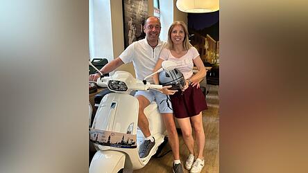 Umberto Longo mit Ehefrau Stefania di Biasi mit dem Hauptpreis der Tombola: einer nagelneuen schmucken Vespa. Umberto Longo mit Ehefrau Stefania di Biasi mit dem Hauptpreis der Tombola: einer nagelneuen schmucken Vespa.