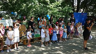 Die Reise durch das wunderbare Straubing beginnt und wird von Rosemarie Rank (rechts) angekündigt. Mit dabei auch der Bruder Straubinger in Person von Stadtrat Holger Frischhut (2.v.r.). Die Reise durch das wunderbare Straubing beginnt und wird von Rosemarie Rank (rechts) angekündigt. Mit dabei auch der Bruder Straubinger in Person von Stadtrat Holger Frischhut (2.v.r.).
