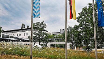 Ausschlaggebend für den jetzigen Vorstoß waren nach Informationen unserer Mediengruppe mehrere parlamentarische Anfragen im Landtag - mit zwei namenhaften Dozenten der Universität Bayreuth im Fokus. Ausschlaggebend für den jetzigen Vorstoß waren nach Informationen unserer Mediengruppe mehrere parlamentarische Anfragen im Landtag - mit zwei namenhaften Dozenten der Universität Bayreuth im Fokus.