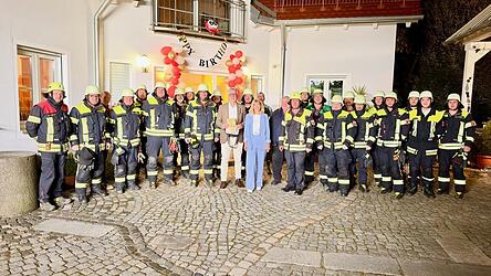 Jubilar Ulrich Fischer zusammen mit seiner Frau Christa und seinen Kameraden der Stadtfeuerwehr. Jubilar Ulrich Fischer zusammen mit seiner Frau Christa und seinen Kameraden der Stadtfeuerwehr.