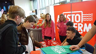 „Das wäre der Beruf für Euch“: Schüler lassen sich von verschiedenen Arbeitgebern über die unterschiedlichen Ausbildungsmöglichkeiten beraten. „Das wäre der Beruf für Euch“: Schüler lassen sich von verschiedenen Arbeitgebern über die unterschiedlichen Ausbildungsmöglichkeiten beraten.