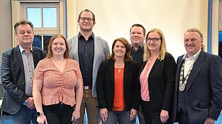 Sechs neugewählten Ratsmitgliedern nahm Bürgermeister Gerhard Betz (rechts) im Rahmen der konstituierenden Sitzung des Marktrats den Amtseid ab (v. l.): Christoph Kurzyk (AfD), Doris Tafelmaier (CSU), Andreas Stanglmair (CSU), Susanne Sixt (UWN), Daniel Unger (CSU) und Claudia Hoffendahl (UWN). Sechs neugewählten Ratsmitgliedern nahm Bürgermeister Gerhard Betz (rechts) im Rahmen der konstituierenden Sitzung des Marktrats den Amtseid ab (v. l.): Christoph Kurzyk (AfD), Doris Tafelmaier (CSU), Andreas Stanglmair (CSU), Susanne Sixt (UWN), Daniel Unger (CSU) und Claudia Hoffendahl (UWN).