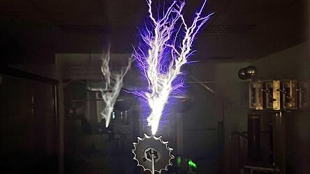 Beeindruckt zeigen sich die Besucher immer wieder von der guten Klangqualität der Musik, die aus dem singenden Tesla kommt. Die Musik wird durch den Funken erzeugt. Beeindruckt zeigen sich die Besucher immer wieder von der guten Klangqualität der Musik, die aus dem singenden Tesla kommt. Die Musik wird durch den Funken erzeugt.