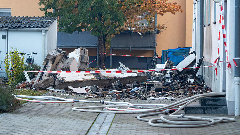 Die Fassade des Hauses wurde schwer beschädigt. Die Fassade des Hauses wurde schwer beschädigt.