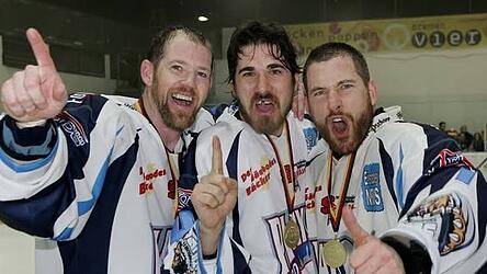 DEL-Aufstieg 2006: Norman Batherson (links), Calvin Elfring (Mitte) und Mike Bales feiern den historischen Sprung der Straubing Tigers in die Deutsche Eishockey Liga. DEL-Aufstieg 2006: Norman Batherson (links), Calvin Elfring (Mitte) und Mike Bales feiern den historischen Sprung der Straubing Tigers in die Deutsche Eishockey Liga.