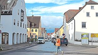 Für laut Kostenschätzung 260.000 Euro plus 65.000 Euro Baunebenkosten soll die Kreuzung der Oberen Hauptstraße mit der Freisinger und der Moosburger Straße ausgebaut werden. Die Maßnahme ist in dem Zusatzpaket für den dritten Bauabschnitt der Neugestaltung der Ortsdurchfahrt enthalten. Für laut Kostenschätzung 260.000 Euro plus 65.000 Euro Baunebenkosten soll die Kreuzung der Oberen Hauptstraße mit der Freisinger und der Moosburger Straße ausgebaut werden. Die Maßnahme ist in dem Zusatzpaket für den dritten Bauabschnitt der Neugestaltung der Ortsdurchfahrt enthalten.