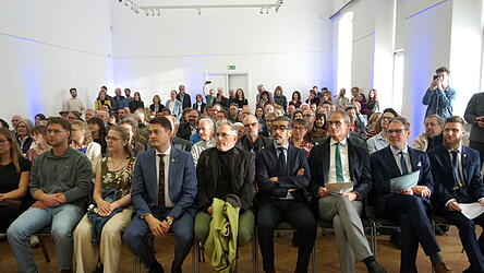 Zahlreiche Gäste kamen zur Ausstellungseröffnung. Zahlreiche Gäste kamen zur Ausstellungseröffnung.