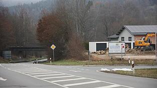 Die Zufahrt zur neuen Tankstelle mit Waschpark, Büro-und Verkaufsgebäude muss noch endgültig geplant werden. Die Zufahrt zur neuen Tankstelle mit Waschpark, Büro-und Verkaufsgebäude muss noch endgültig geplant werden.