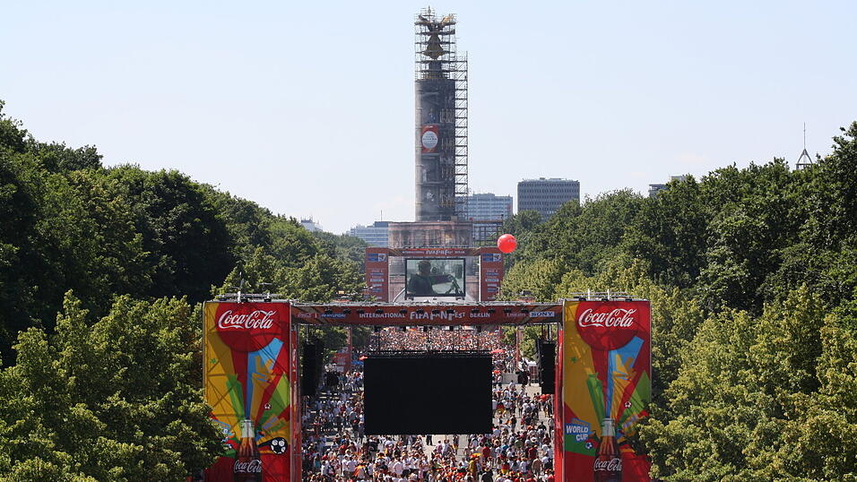 Christian Fertl war am Sonntag auf der Fanmeile in Berlin und erlebte dort das Achtelfinale gegen England auf Großleinwand. Christian Fertl war am Sonntag auf der Fanmeile in Berlin und erlebte dort das Achtelfinale gegen England auf Großleinwand.