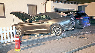 Das Auto blieb auf der Begrenzungsmauer stehen. Das Auto blieb auf der Begrenzungsmauer stehen.