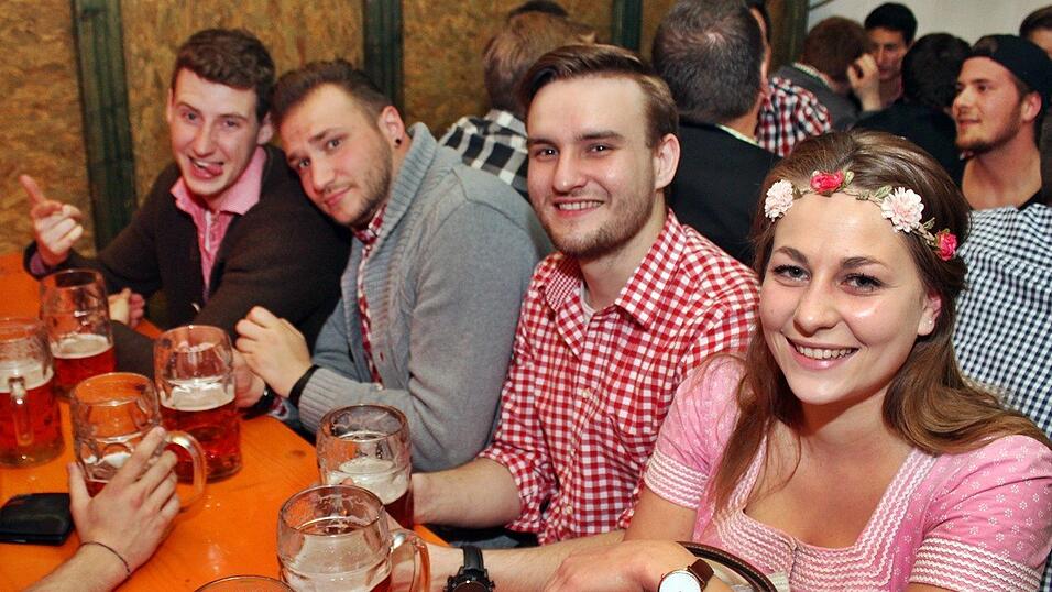 Die Frühjahrsdult 2017 in Landshut neigt sich dem Ende entgegen. Grund genug, noch einmal richtig in den Bierzelten zu feiern - abgerundet vom traditionellen Feuerwerk. Die Frühjahrsdult 2017 in Landshut neigt sich dem Ende entgegen. Grund genug, noch einmal richtig in den Bierzelten zu feiern - abgerundet vom traditionellen Feuerwerk.