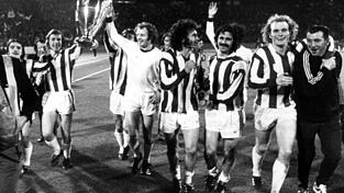 Die Bayern mit Paul Breitner (Mitte), Gerd Müller (3.v.r.) und Uli Hoeneß (2.v.r.) jubeln nach dem Gewinn des Europapokals der Landesmeister. (Archivfoto) Die Bayern mit Paul Breitner (Mitte), Gerd Müller (3.v.r.) und Uli Hoeneß (2.v.r.) jubeln nach dem Gewinn des Europapokals der Landesmeister. (Archivfoto)
