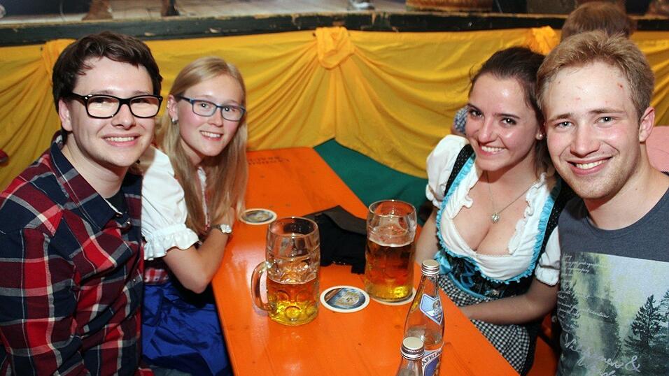 Die Frühjahrsdult 2017 in Landshut neigt sich dem Ende entgegen. Grund genug, noch einmal richtig in den Bierzelten zu feiern - abgerundet vom traditionellen Feuerwerk. Die Frühjahrsdult 2017 in Landshut neigt sich dem Ende entgegen. Grund genug, noch einmal richtig in den Bierzelten zu feiern - abgerundet vom traditionellen Feuerwerk.