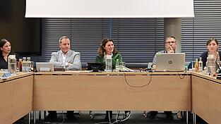 Gemeinsam mit Andreas Einweg, Sachgebietsleiter für Abfallwirtschaft, (Zweiter von links) legte Landrätin Tanja Schweiger dem Umweltausschuss dar, wie es um die Einführung der gelben Tonne steht. Gemeinsam mit Andreas Einweg, Sachgebietsleiter für Abfallwirtschaft, (Zweiter von links) legte Landrätin Tanja Schweiger dem Umweltausschuss dar, wie es um die Einführung der gelben Tonne steht.