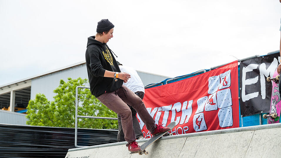 Auch am Samstag sind die Besucher auf dem Pfingst-Open-Air gut drauf. (Foto: Susanne Raith) Auch am Samstag sind die Besucher auf dem Pfingst-Open-Air gut drauf. (Foto: Susanne Raith)