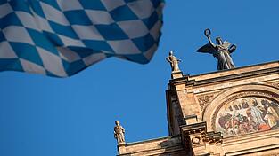 Eine Bayernflagge weht vor dem bayerischen Landtag. Eine Bayernflagge weht vor dem bayerischen Landtag.