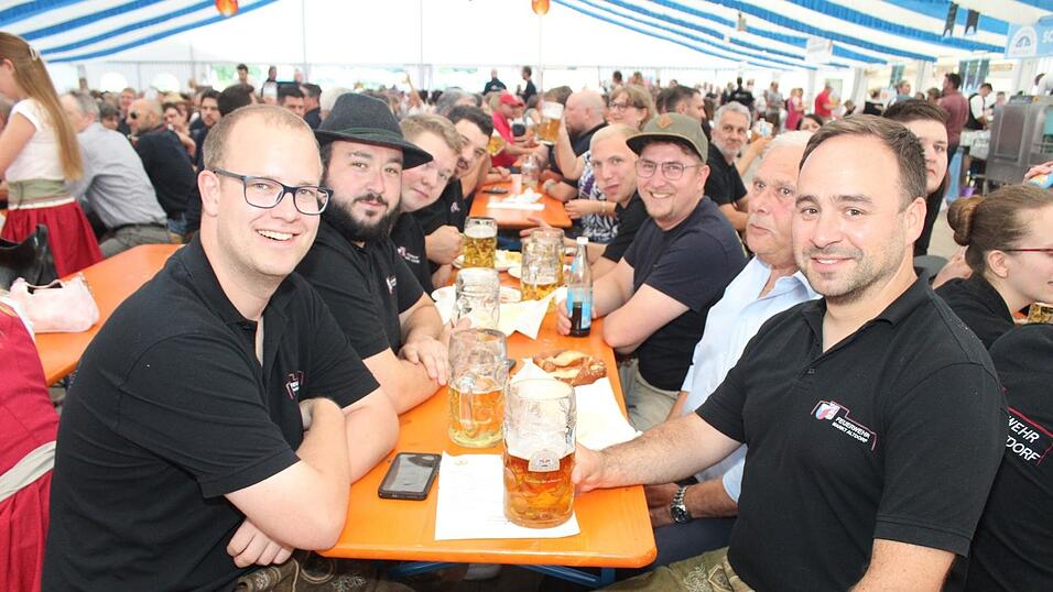 Zur Musik von Headless wurde ausgelassen gefeiert. Zur Musik von Headless wurde ausgelassen gefeiert.