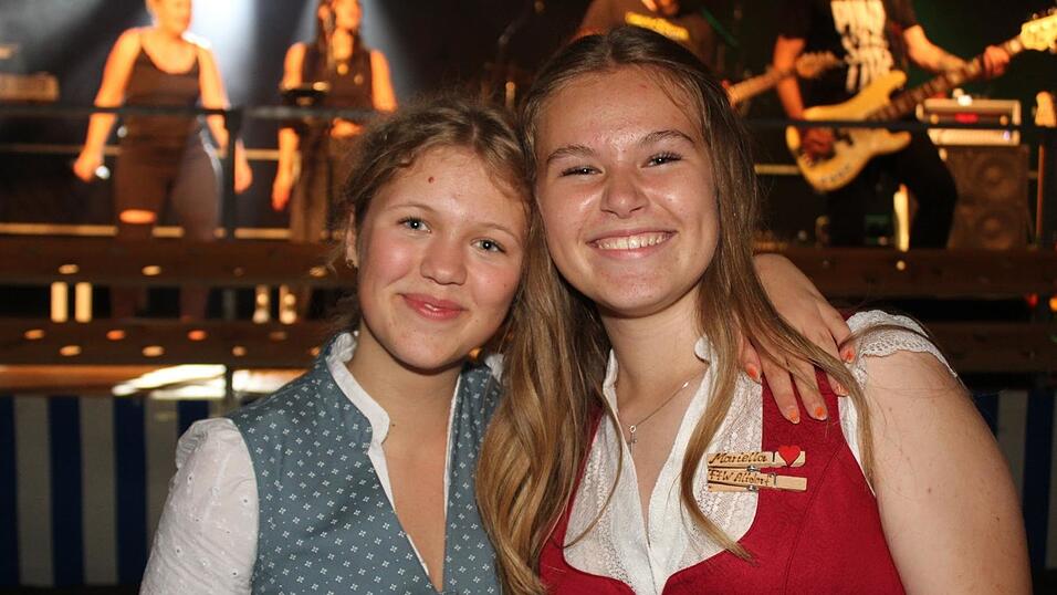 Zur Musik von Headless wurde ausgelassen gefeiert. Zur Musik von Headless wurde ausgelassen gefeiert.