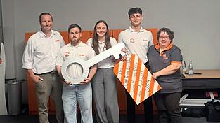 Der Landshuter Marktleiter Sven Wernhart-Menay (links) und seine Stellvertreterin Doris Schmidt (rechts) übergaben den Schlüssel für den Markt an Simon Lazar (Zweiter von links), Rebecca Keller und Julian Frick. Der Landshuter Marktleiter Sven Wernhart-Menay (links) und seine Stellvertreterin Doris Schmidt (rechts) übergaben den Schlüssel für den Markt an Simon Lazar (Zweiter von links), Rebecca Keller und Julian Frick.
