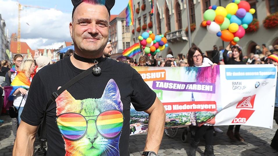 Knapp 2.000 Teilnehmer feierten am Samstag in Landhut den ersten Christopher-Street-Day Niederbayerns. Knapp 2.000 Teilnehmer feierten am Samstag in Landhut den ersten Christopher-Street-Day Niederbayerns.