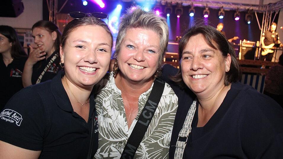 Zur Musik von Headless wurde ausgelassen gefeiert. Zur Musik von Headless wurde ausgelassen gefeiert.