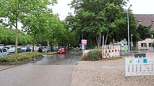 Der Parkplatz am Unteren Wöhrd im derzeitigen Zustand. Hier sollen das Parkhaus gebaut und die Mobilitätsdrehscheibe ausgebaut werden. Der Parkplatz am Unteren Wöhrd im derzeitigen Zustand. Hier sollen das Parkhaus gebaut und die Mobilitätsdrehscheibe ausgebaut werden.