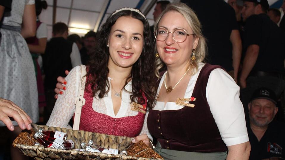 Zur Musik von Headless wurde ausgelassen gefeiert. Zur Musik von Headless wurde ausgelassen gefeiert.