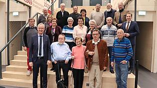 Hat Grund zum Strahlen: Der Stiftungsbeirat der Bürgerstiftung mit OB Markus Pannermayr (vorne links), daneben Stifter Herbert Pfleger und Stiftungs-Projektleiter Gerhard Schmid (vorne 2.v.r.). Hat Grund zum Strahlen: Der Stiftungsbeirat der Bürgerstiftung mit OB Markus Pannermayr (vorne links), daneben Stifter Herbert Pfleger und Stiftungs-Projektleiter Gerhard Schmid (vorne 2.v.r.).