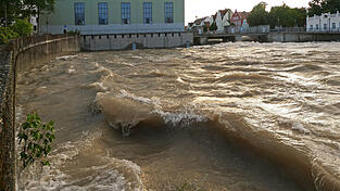 Sieht spektakulär aus, doch liegt die Isar noch weit unter Hochwasserniveau. Das Grundwasser steigt durch die Niederschläge nicht an. Sieht spektakulär aus, doch liegt die Isar noch weit unter Hochwasserniveau. Das Grundwasser steigt durch die Niederschläge nicht an.