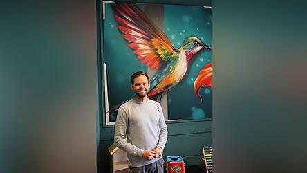 Maximilian Sommer in der mit einem Kolibri geschmückten Kinderecke des Lokals. Maximilian Sommer in der mit einem Kolibri geschmückten Kinderecke des Lokals.